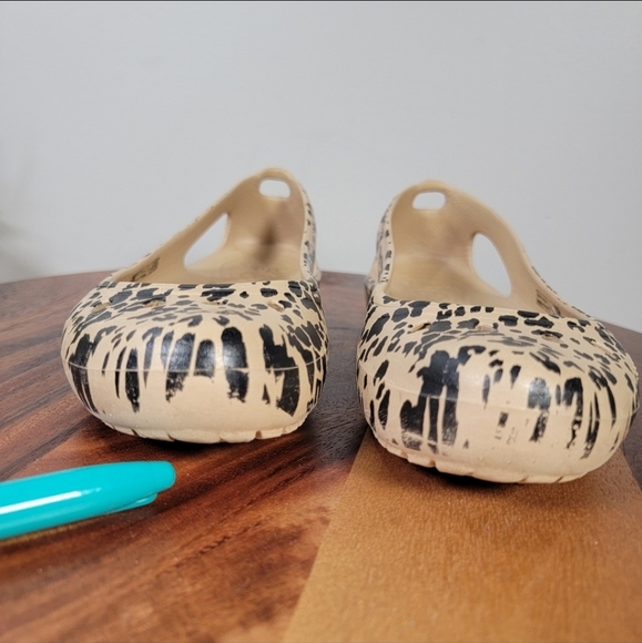 CROCS Leopard Print Flats Size 8 Animal Casual Comfy - Picture 11 of 16